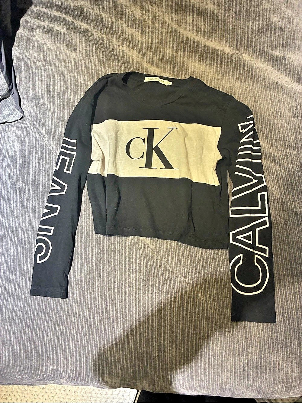 Calvin Klein Jeans Logo-Print Long-Sleeve Cropped Top Cropped Long-Sleeve Top